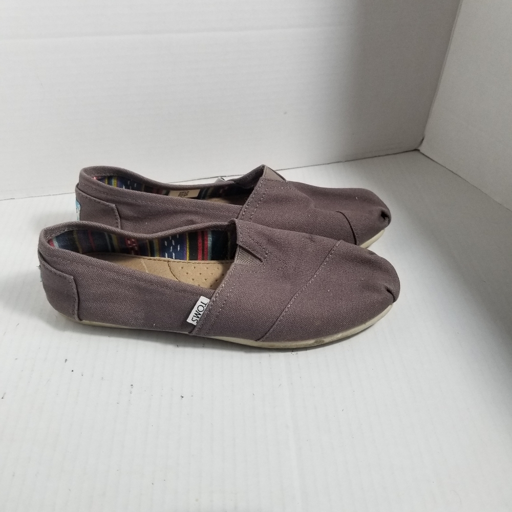 TOMS WOMEN'S BROWN SLIP ONS SIZE 8